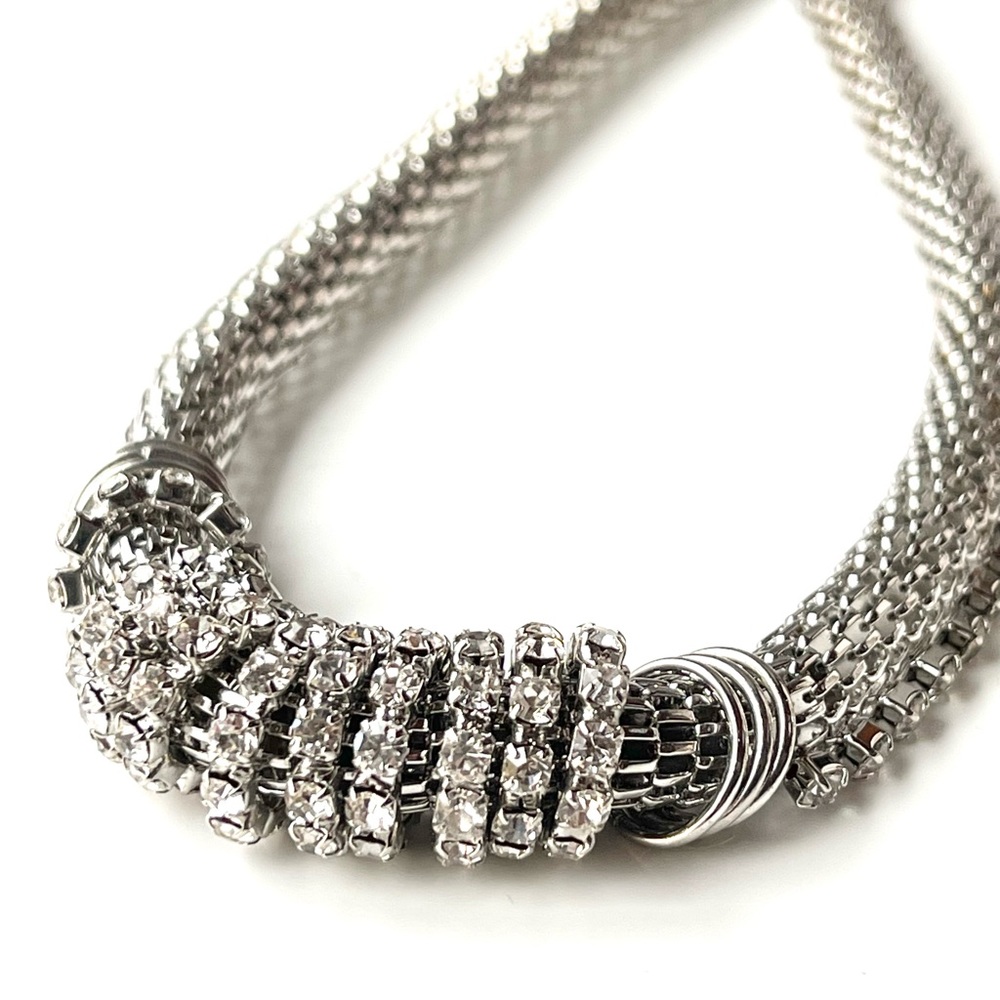 Chico’s necklace, NWT, fluid design, platinum metal
Color w/ crystal rhinestone